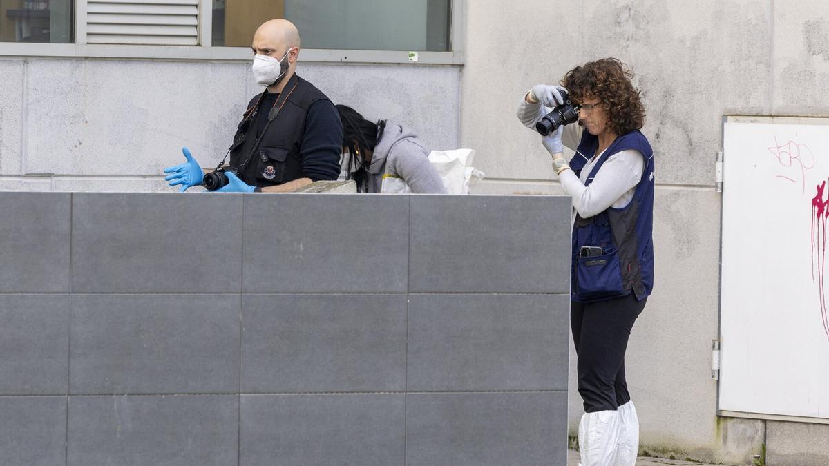 La Ertzaintza y una médico forense trabajan tras una explosión en un sótano en Irun
