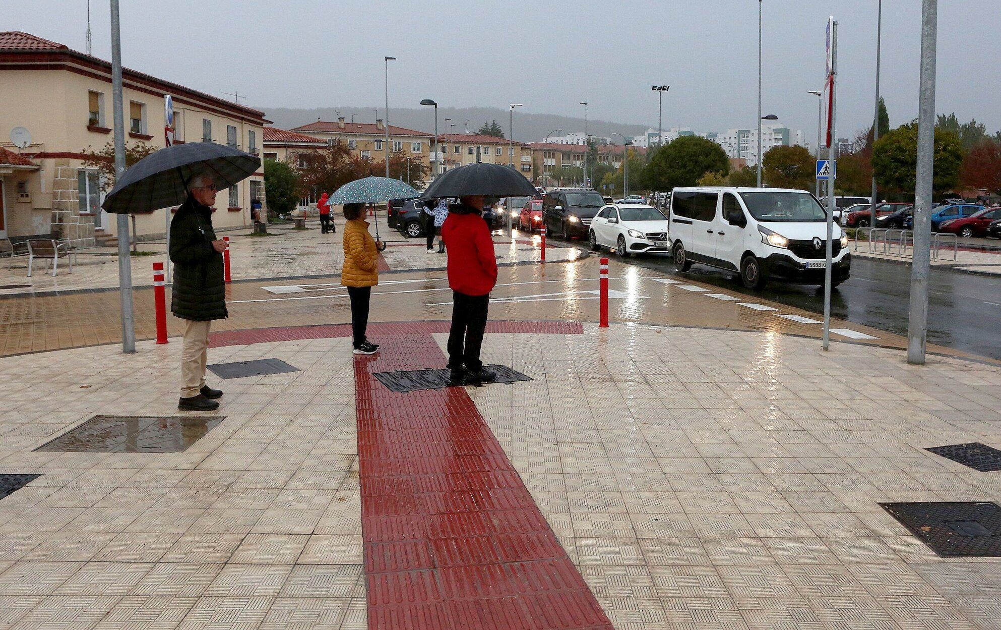 Movilización vecinal en la Txantrea contra los coches mal aparados a la salida del colegio