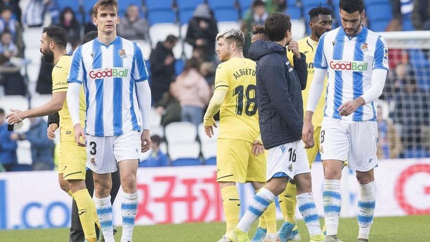 Jugadores de la Real y el Villareal al término del partido de Liga.