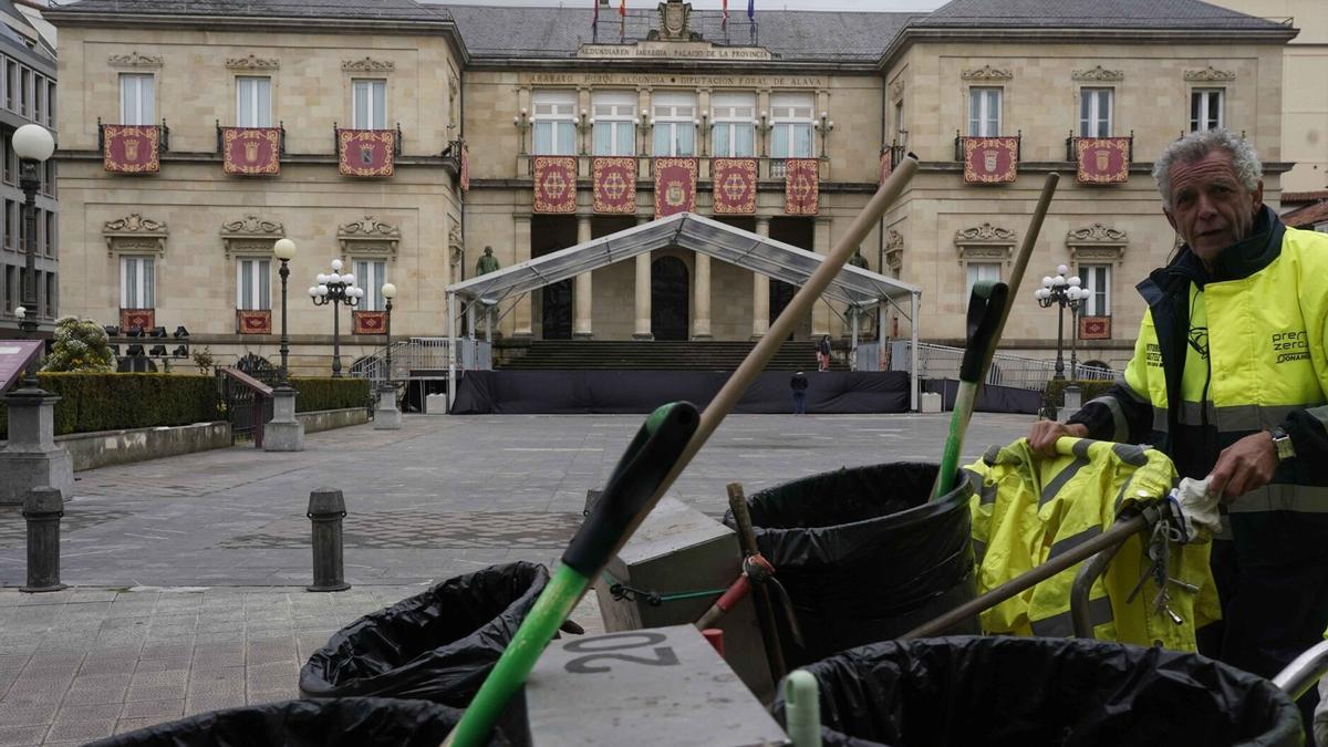 Servicio de limpieza en la plaza de la Provincia.