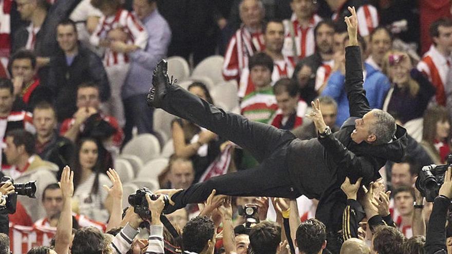 Los jugadores mantean a Mourinho al final del partido.