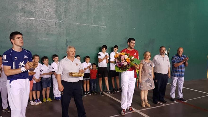 Ezkurdia gana en su homenaje