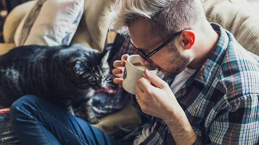 Un hombre disfruta de una taza de café.