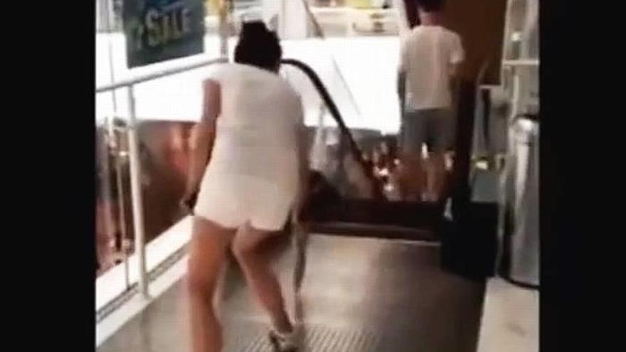 Así usan ahora en China las escaleras mecánicas tras la muerte de una mujer la pasada semana