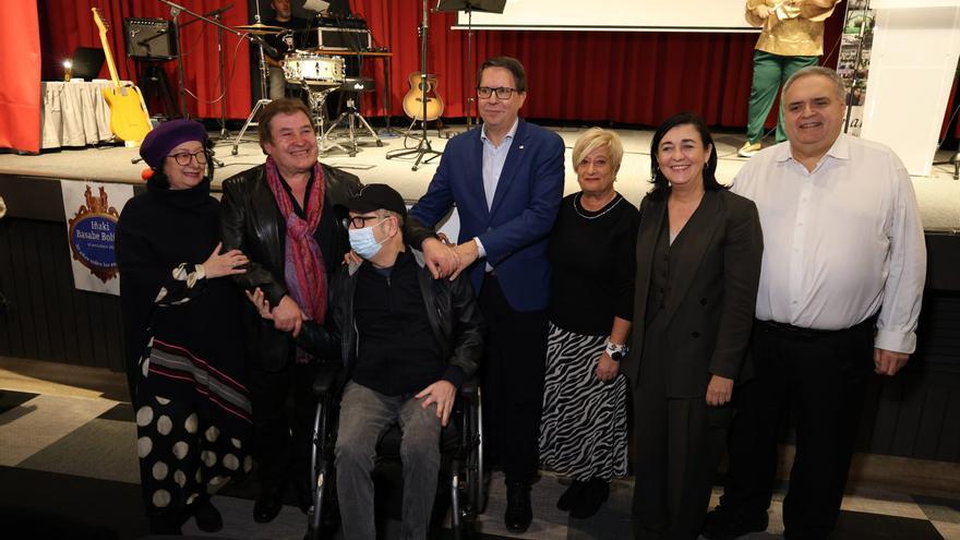 El cantautor Iñaki Basabe recibe un homenaje sorpresa en el salón El Carmen de Indautxu