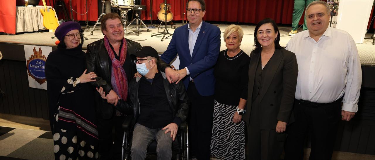 En imágenes: el cantautor Iñaki Basabe recibe un homenaje sorpresa en el salón El Carmen de Indautxu