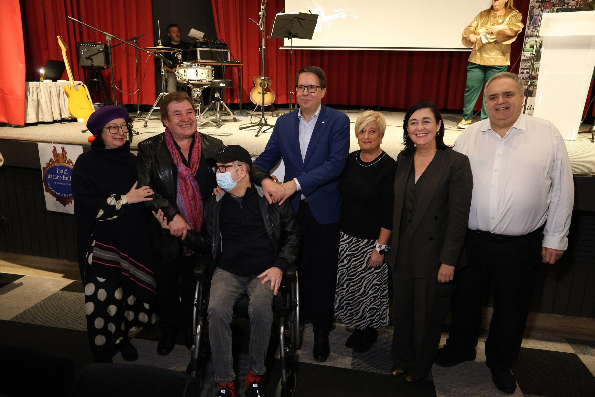 Marijo Villanueva, Iñaki Basabe, el cantautor homenajeado; Kepa Junkera, Gonzalo Olabarria, Itziar Urtasun, Yolanda Díez y Txema Oleaga.