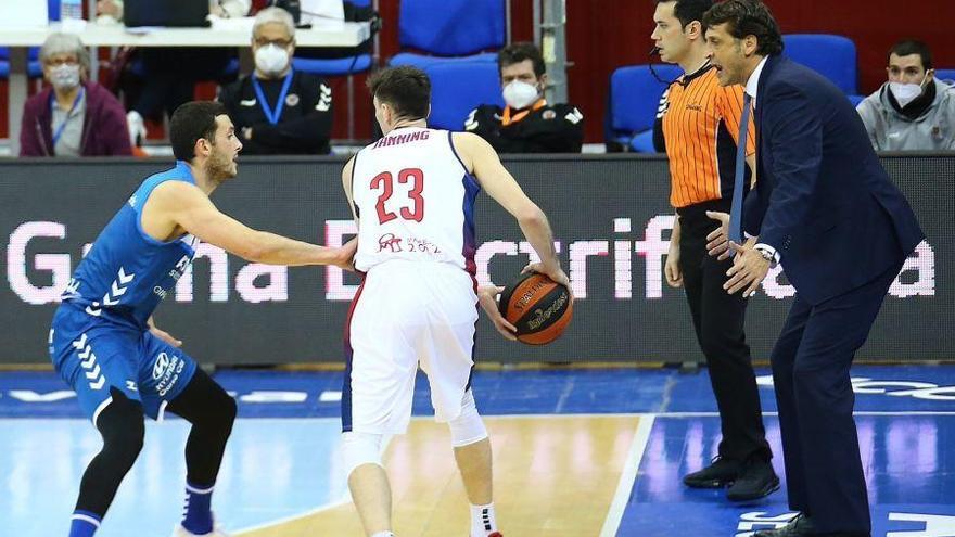 Nicola arenga a sus jugadores durante el partido ante el Manresa en Illunbe.