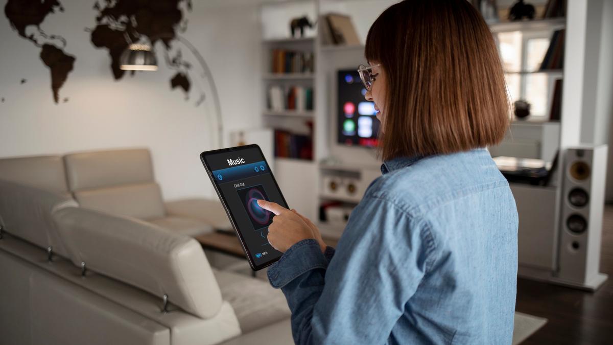 Una mujer pone música desde la tablet.