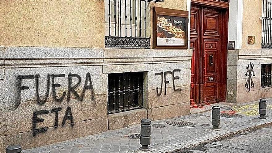 Las pintadas firmadas por Juventudes de Falange Española aparecieron en la mañana de ayer en la sede de la Euskal Etxea madrileña.