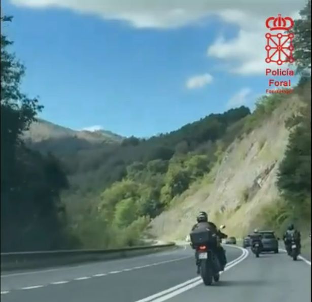 Imagen de los motociclistas denunciados.