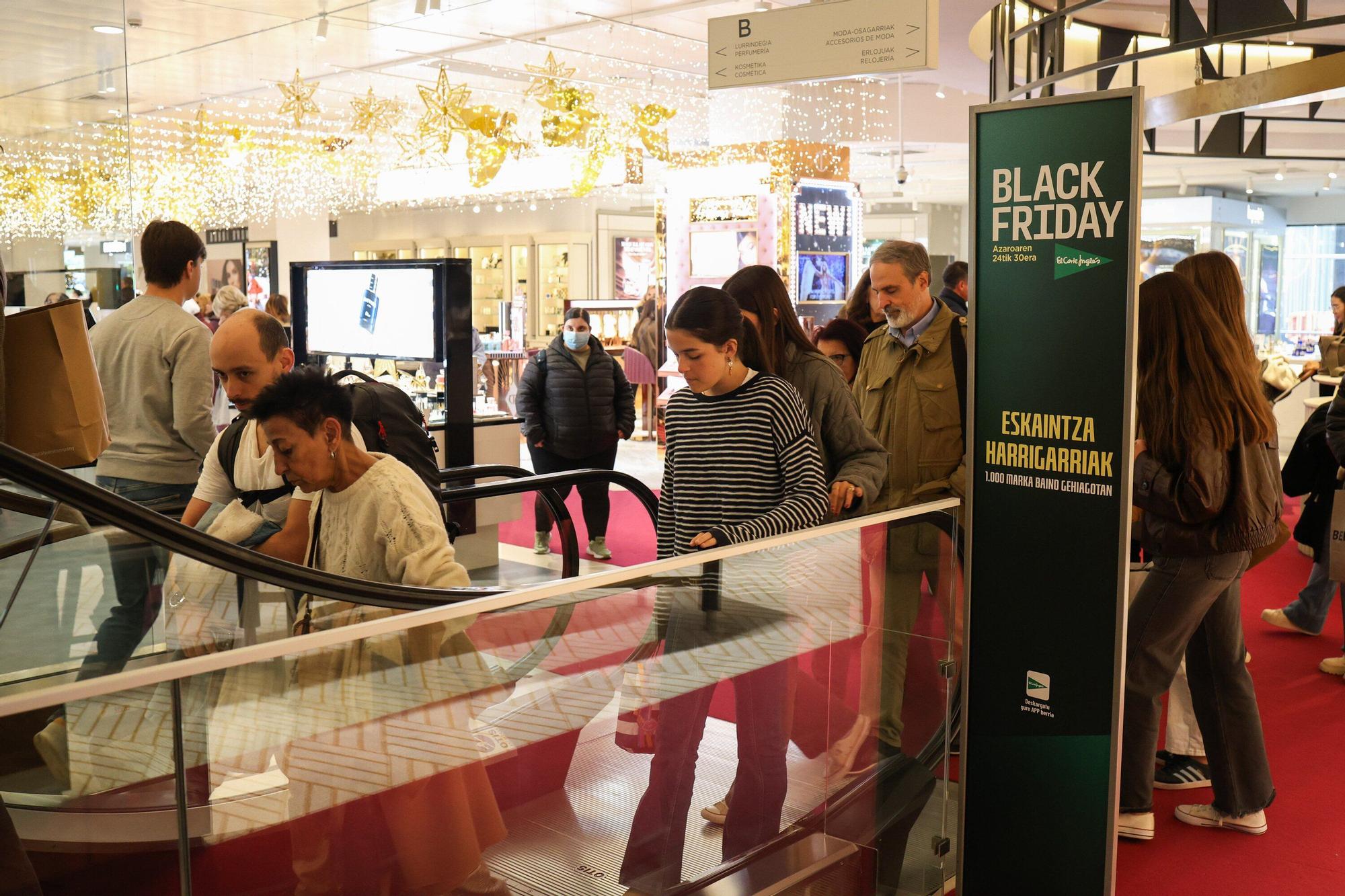 En imágenes: Los bilbainos se echan a la calle por el Black Friday