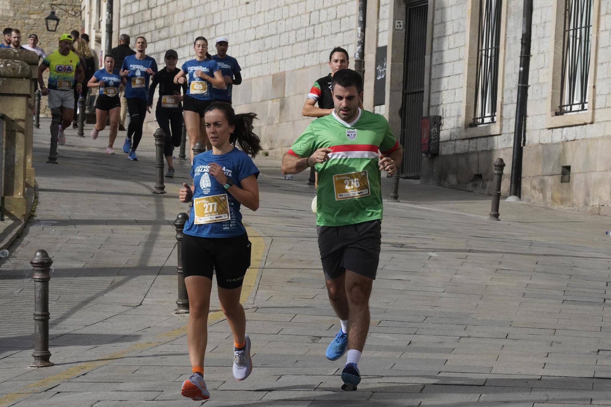 En imágenes: Miles de personas conquistan la Almendra de Gasteiz