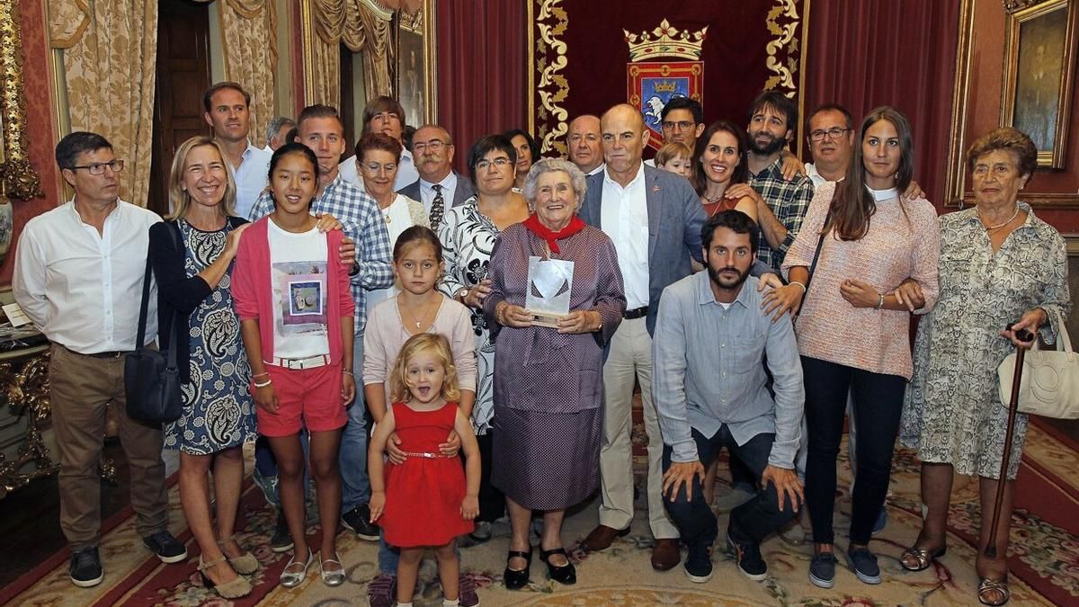 Paulina, en 2016, con toda su familia, en el año en que recibió el Pañuelo de Pamplona-Iruñeko Zapia.