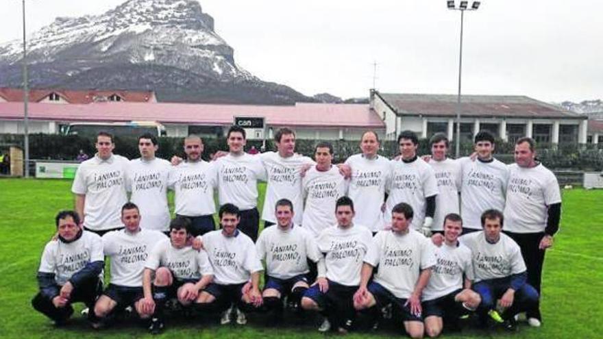 El Lagun Artea posó con camisetas de apoyo a su compañero Íñigo Palomo.