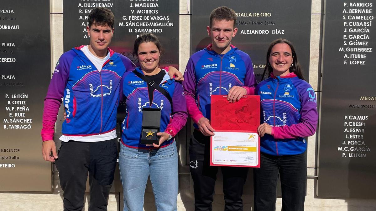 Miembros del club recibieron el galardón en Madrid