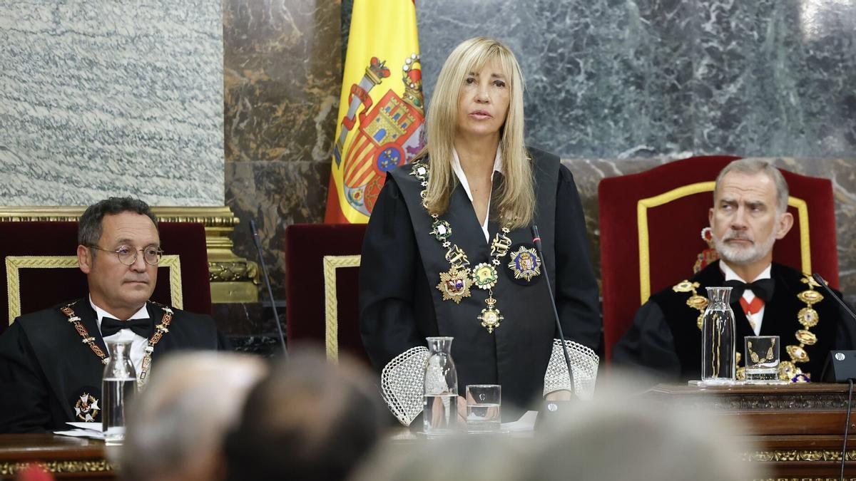 La presidenta del Tribunal Supremo y el Consejo General del Poder Judicial (CGPJ), Isabel Perelló (c) junto al rey Felipe VI (d) y el fiscal general del Estado, Álvaro García Ortiz (i) durante el tradicional acto de apertura del año judicial celebrado este viernes en el Tribunal Supremo en Madrid.