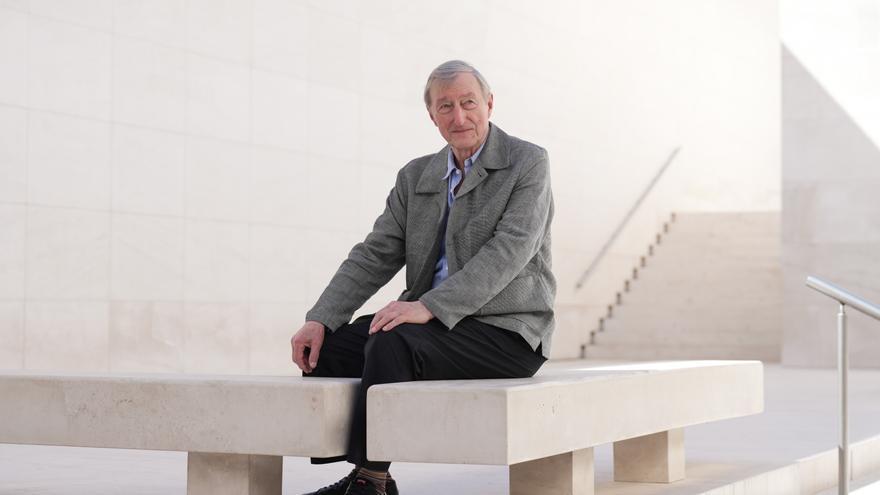 Julian Barnes: "China, Rusia y EE.UU están dirigidos por líderes que no respetan las normas democráticas"