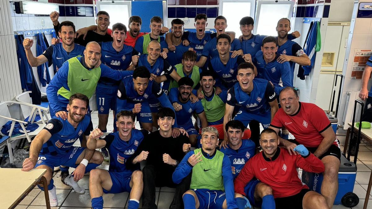 Los jugadores del Amorebieta celebran la victoria en el vestuario.