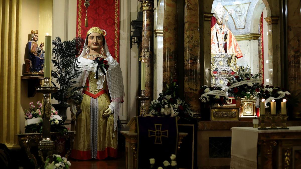 La reina europea, Josephamunda, con un crespón negro en el funeral de Mari Ganuza.