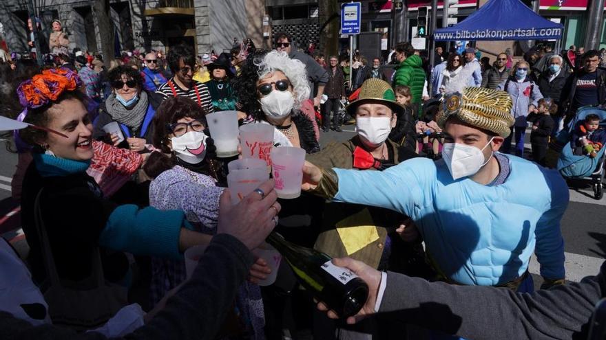 Varias personas celebran el Carnaval en la capital vizcaina.