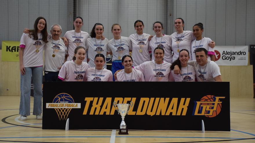 Las jugadores y los entrenadores del Goierri Aldapa.