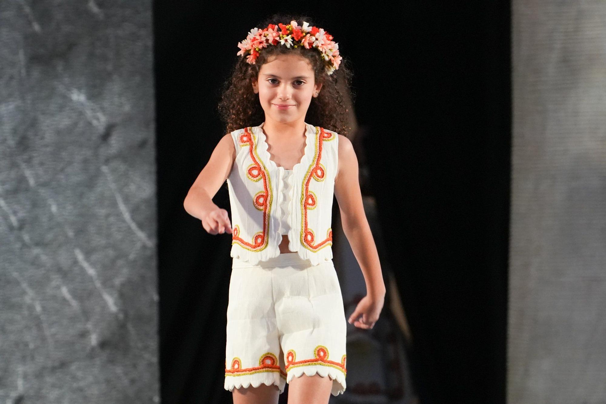 En imágenes: así ha sido el desfile de Vestidos de Papel de Güeñes