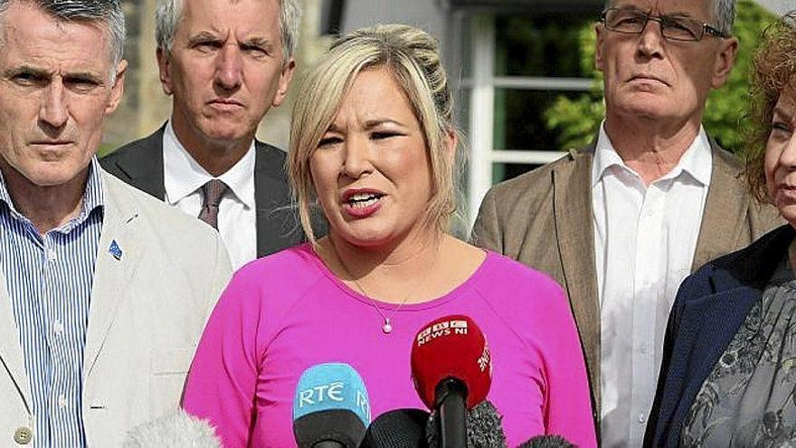 Michelle O’Neill (centro), líder territorial del Sinn Féin.
