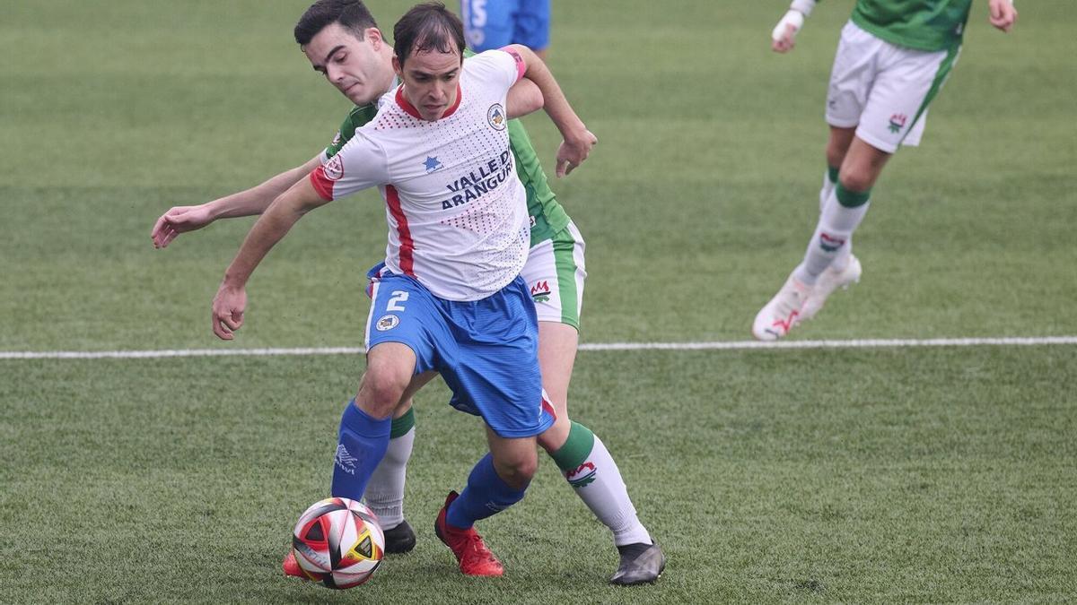 Álvaro Aldave, en un lance de juego en el partido de la Mutlvera frente al San Juan .