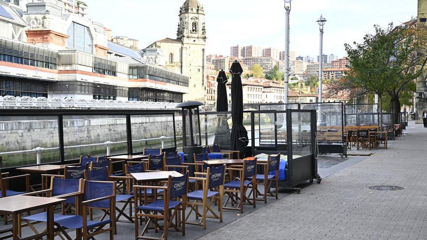 Los hosteleros de Marzana mantienen sus terrazas pese a la orden de Costas