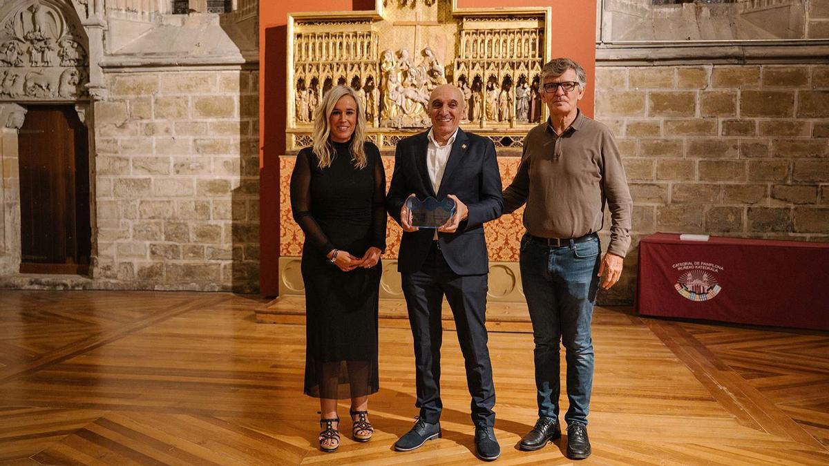 De izq. a dcha.: Garbiñe Basterra, Humberto Bustince y Sergi Girona, durante la entrega del galardón en la catedral de Pamplona.