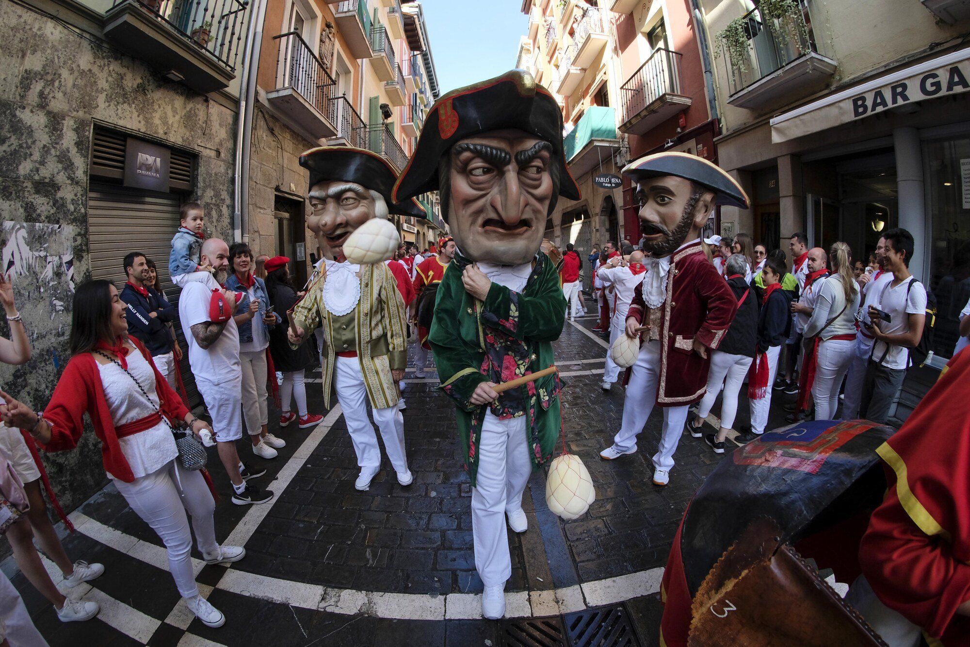 Comparsa de kilikis, cabezudos y gigantes en San Fermín 2022