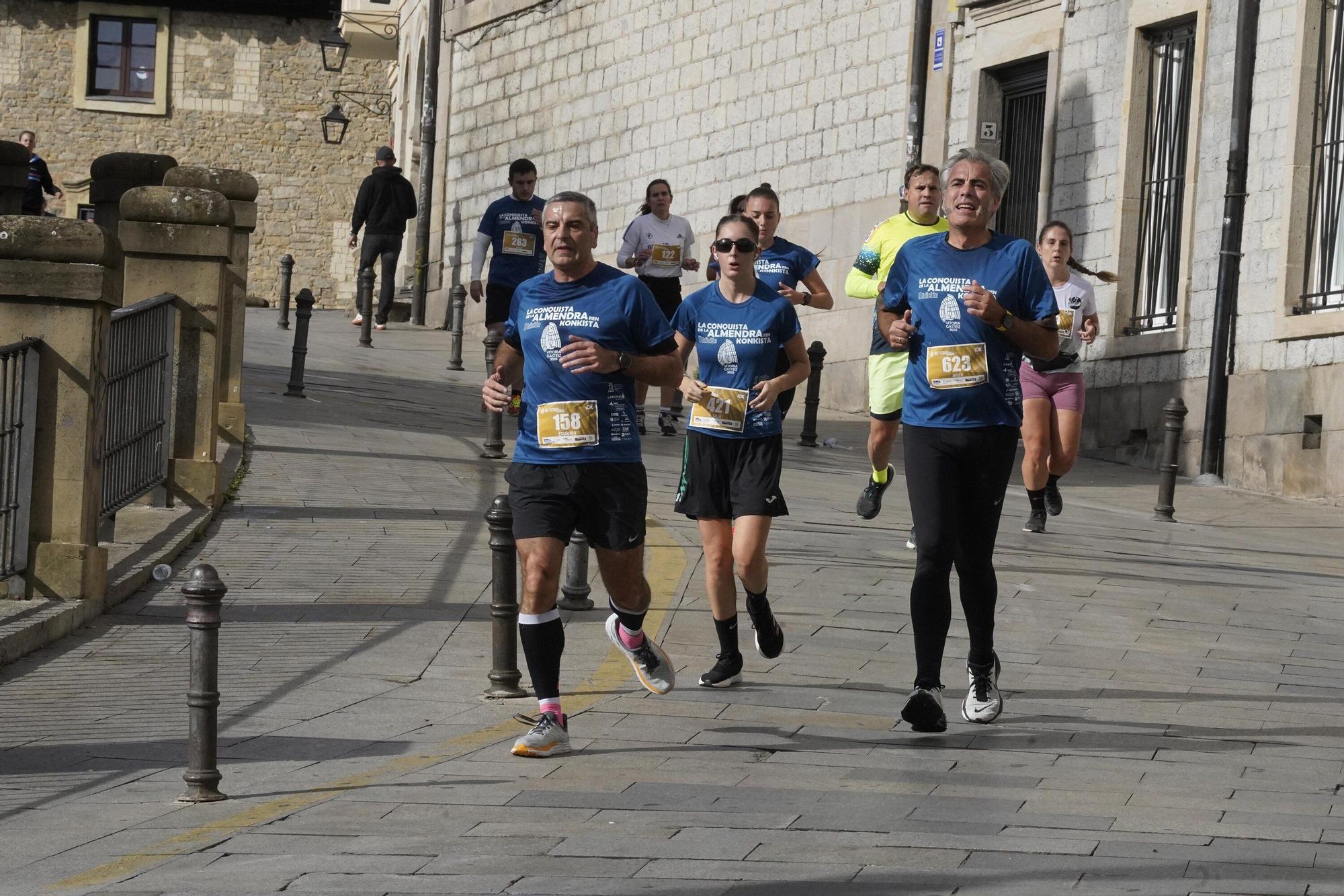 En imágenes: Miles de personas conquistan la Almendra de Gasteiz