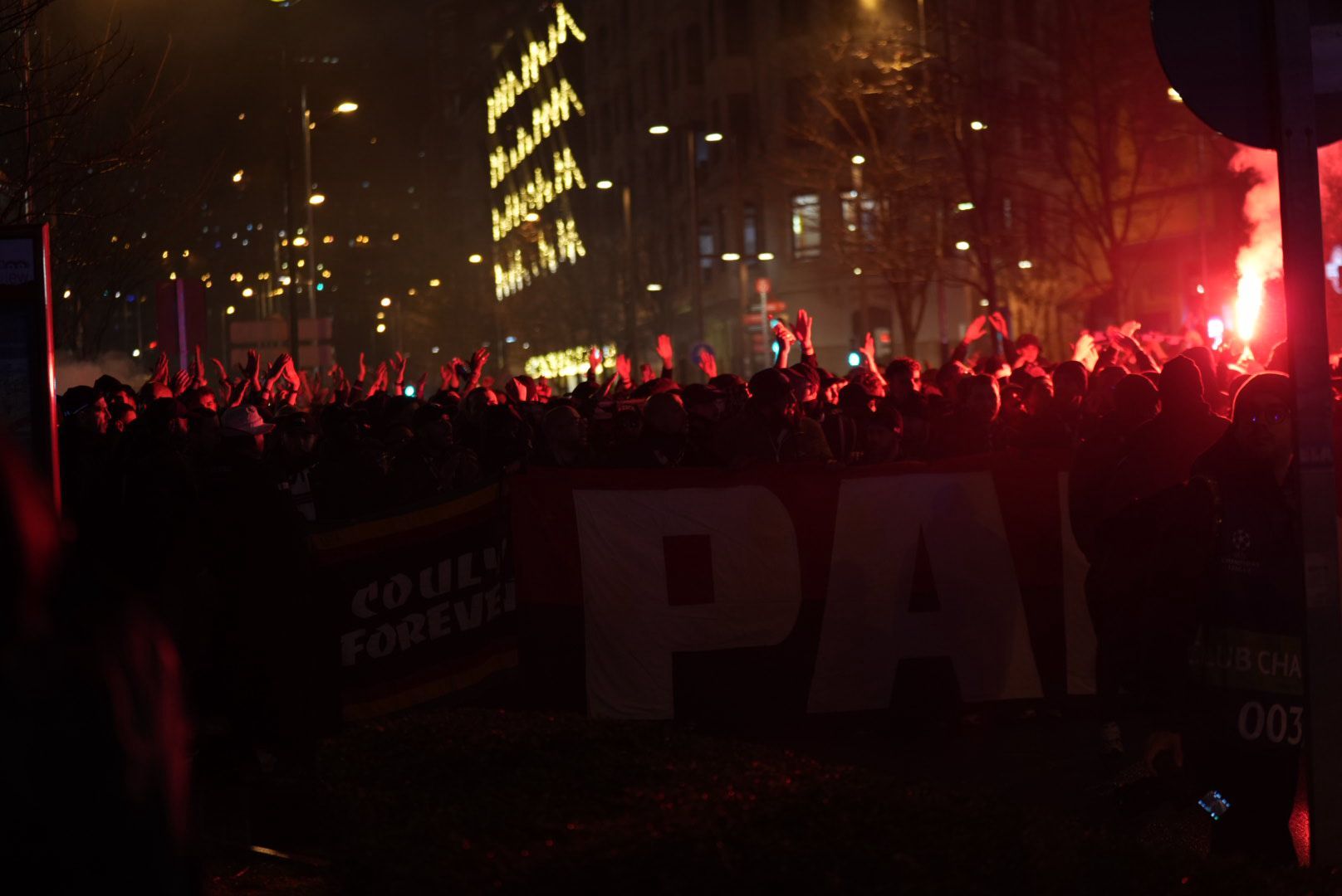 En imágenes: la afición del PSG, rumbo a San Mamés