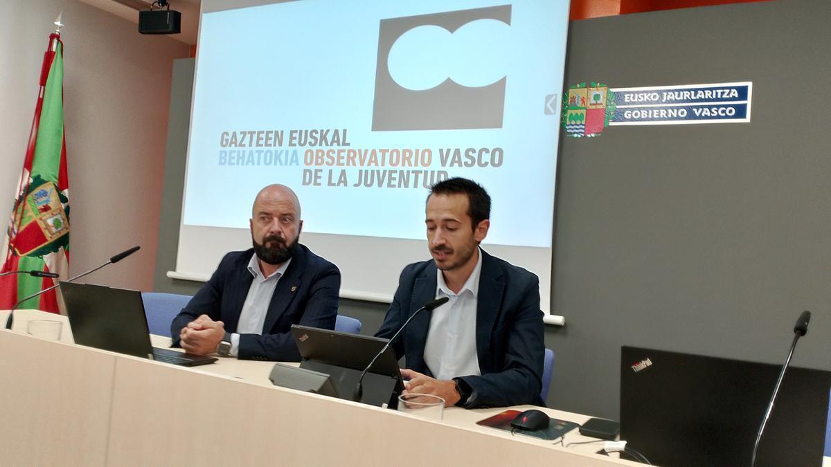 El viceconsejero de Juventud y Reto Demográfico del Gobierno vasco, Xabier Legarreta, y el director de Juventud y Emancipación, Adrián López, durante la presentación del informe &#039;Claves de la Emancipación en Euskadi&#039;.