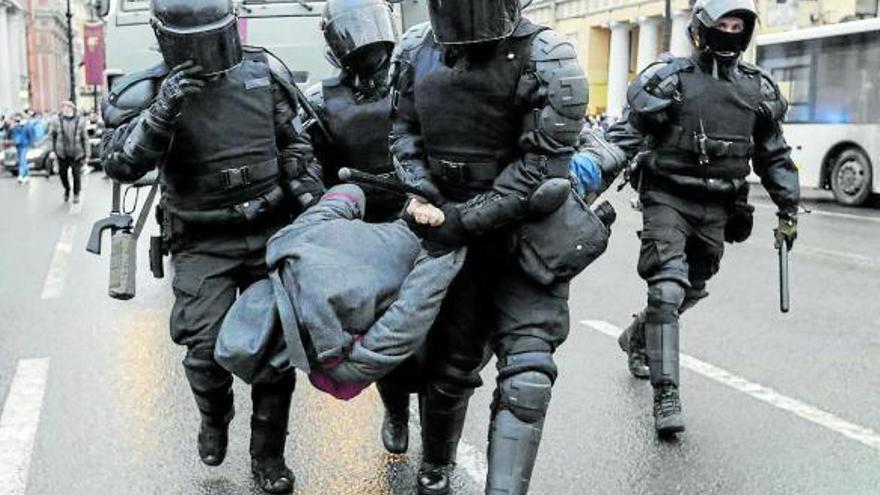 La Policía rusa detiene a un manifestante durante una protesta no autorizada. Foto: Efe