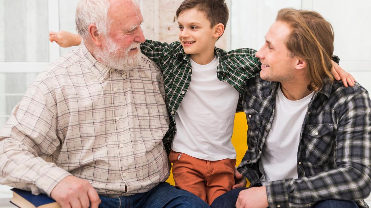 Las personas mayores aportan su experiencia a las nuevas generaciones.