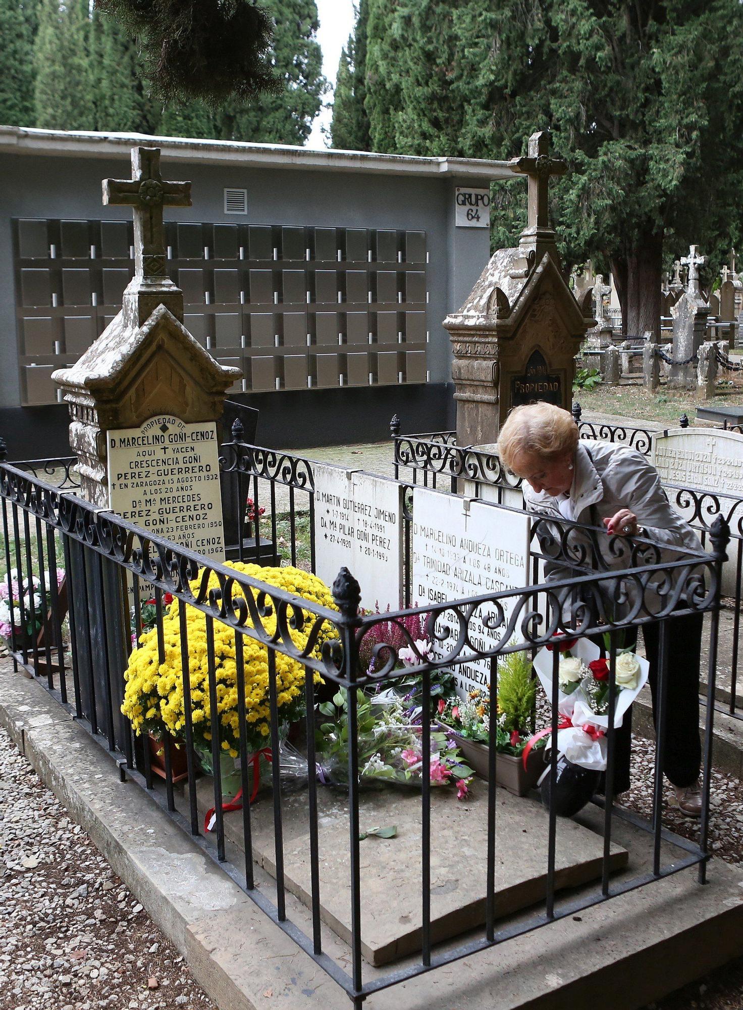 Miles de ciudadanos visitan a sus allegados en los cementerios de Navarra