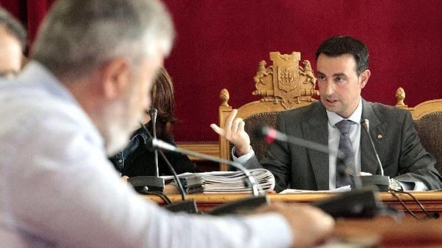 El alcalde del Ayuntamiento de Portugalete, Mikel Torres (d), durante el pleno del Ayuntamiento