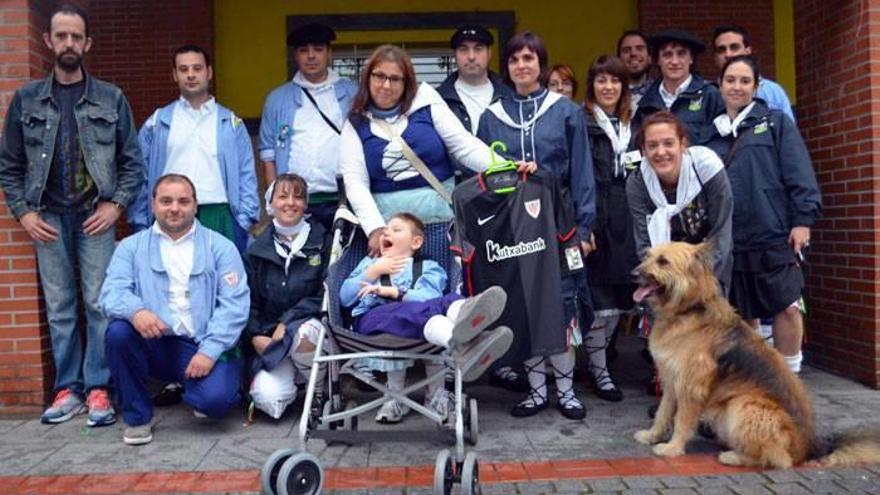 Los padres y el propio Gaizka junto a varios miembros de la cuadrilla de Hauspoak antes de la rifa. Fotos: I. Ugarte