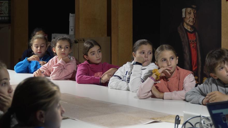 200 estudiantes de Primaria están aprendiendo del Privilegio de la Unión en el Archivo Municipal de Pamplona