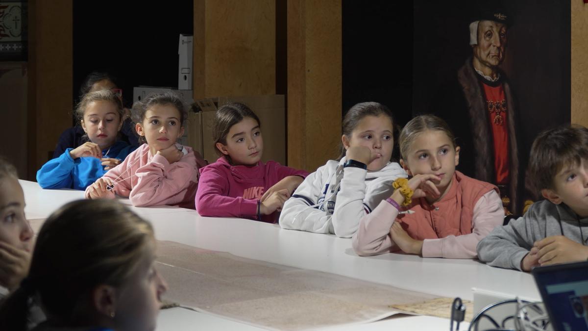 Alumnado de Primaria en el Archivo Municipal