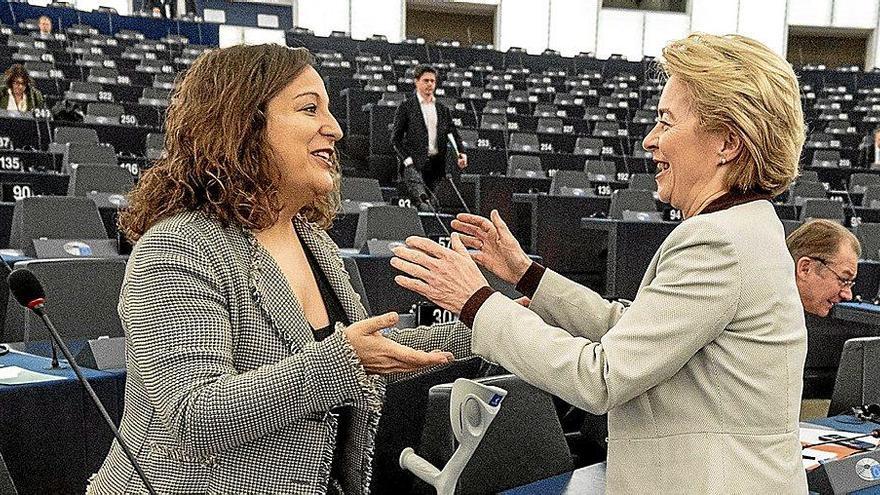 Ursula von der Leyen (a la izquierda) saluda a Iratxe García, europarlamentaria socialista, tras el pleno del Parlamento Europeo.