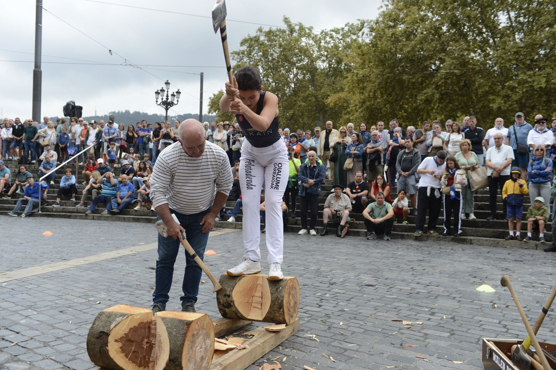 En fotos: herri kirolak en la plaza del Arriaga