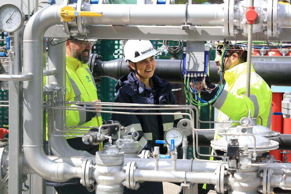 ENERGÍA. En términos porcentuales, es la actividad productiva que más crece en Euskadi, impulsalda por la transición ecológica. El empleo ha crecido más de un 9% entre enero y noviembre, de modo que la distribución de energía roza los 1.800 empleos tras generar 600 empleos en los últimos once meses. Es un reflejo del nuevo nicho de generación de puestos de trabajo derivado en esencia del cambio de paradigma en el sector.