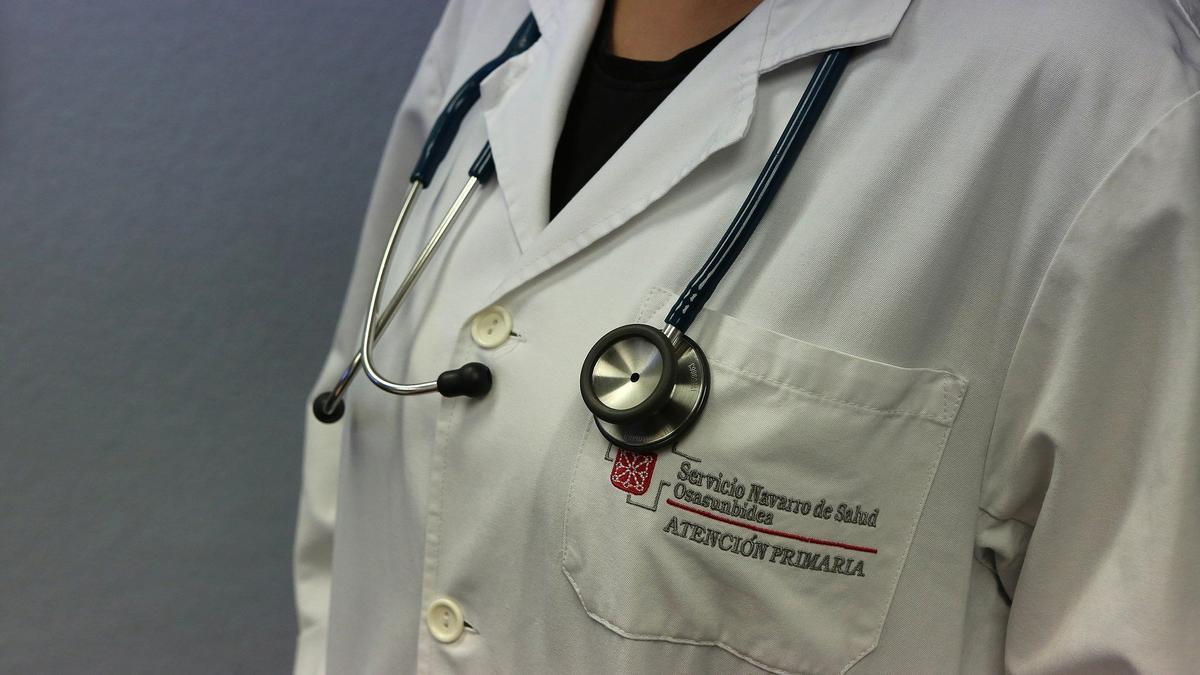 Una médica de Osasunbidea con un fonendoscopio.