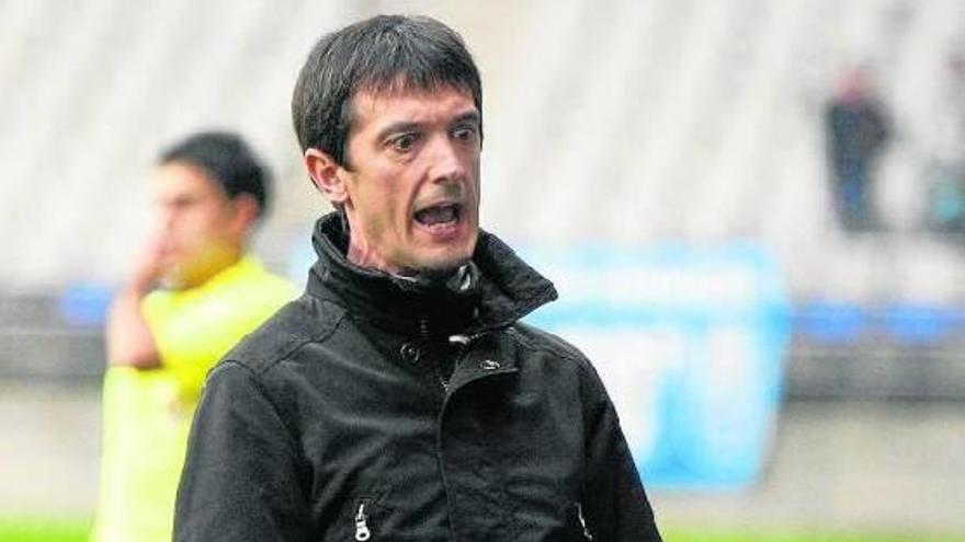 José Rojo Martín, Pacheta, gesticula durante un partido con el Oviedo.