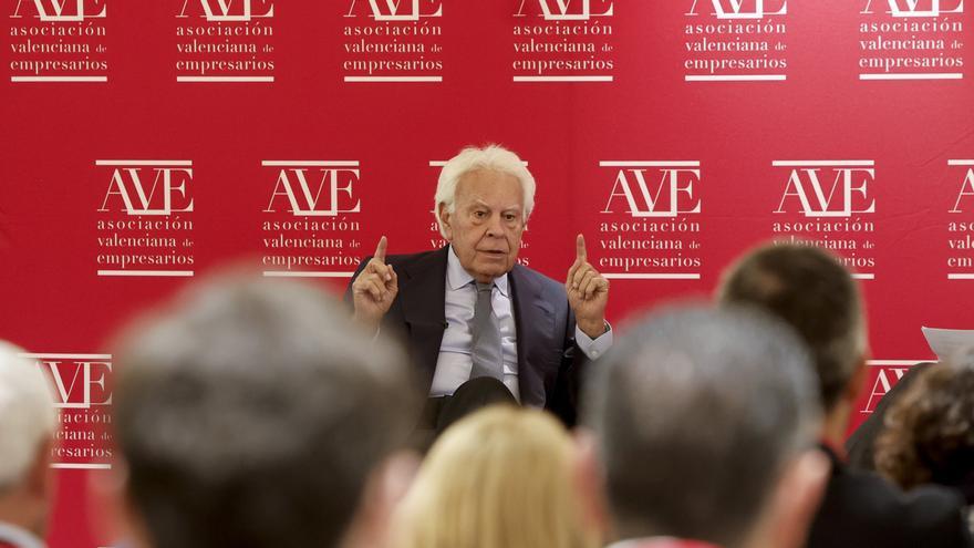 Felipe González reclama un adelanto electoral tras la imputación de Zapatero: "Debería haber elecciones este año"