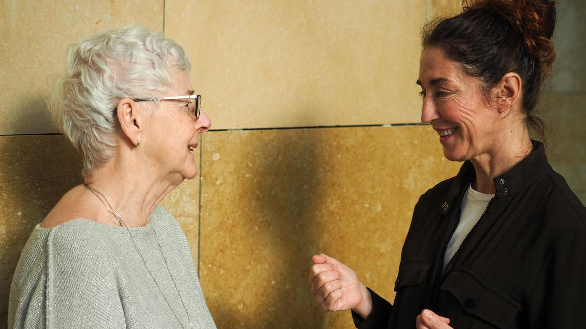 Jocelyn Saucier y Marian Gerrikabeitia, directora del Silver Film Festival en el atrio del Guggenheim Bilbao. IGOR ANGULO