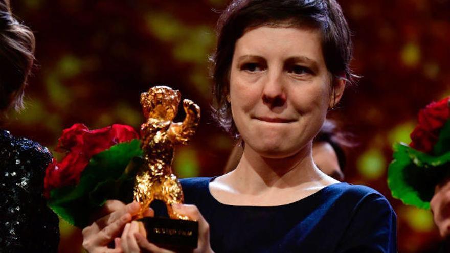 La directora Adina Pintilie, posa con el Oso de Oro.